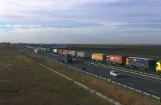 Torlódnak a kamionok a román–magyar határon