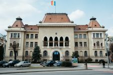 Bohóckodásba csapott egymásnak feszülés egyes román pártok képviselői között a marosvásárhelyi tanácsülésen