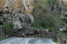 Az úttestre hullt szikladarabok miatt még zárva marad a Transzalpina magashegyi út