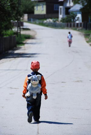 copil mergand pe strada