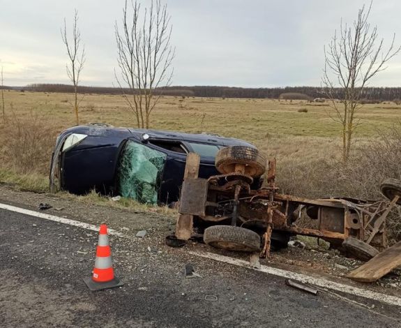 Három személygépkocsi ütközött, hatan megsérültek a Bihar megyei Szalárdnál