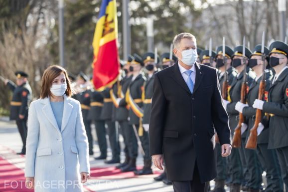 Iohannis Chişinăuban járt – 100 millió euróval és vakcinákkal segíti Románia szomszédját