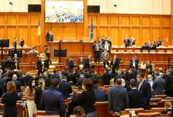 A szenátus elnöke szerint csökkenteni kellene a törvényhozók számát