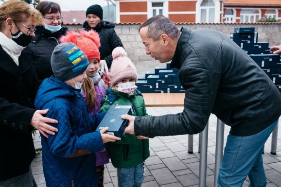 Táblagépeket ajándékozott a közösség a vargyasi iskolásoknak és óvodásoknak