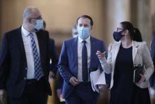 FRISSÍTVE - Befagyasztották a közalkalmazotti béreket, maradnak az üdülési utalványok