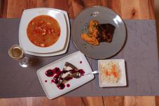 Erdélyi ízek a Rhédey ajánlásával: korhelyleves, disznósült hagymás krumplival és mákos guba szilveszter előtt