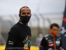 Lovaggá üti Lewis Hamiltont II. Erzsébet királynő