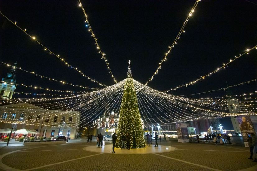 Karácsonyi fényben úsznak az erdélyi városok: barangoljunk a kivilágított főtereken