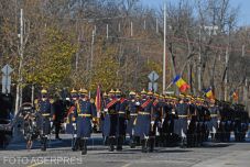 A hagyományos katonai parádéval ünnepelték meg Bukarestben Románia nemzeti ünnepét