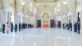 Tanárokat és egészségügyi dolgozókat tüntetett ki Klaus Iohannis a román nemzeti ünnepen