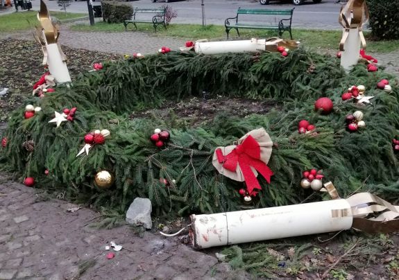 Ismeretlenek megrongálták Marosvásárhelyen a Bolyai téri adventi koszorút
