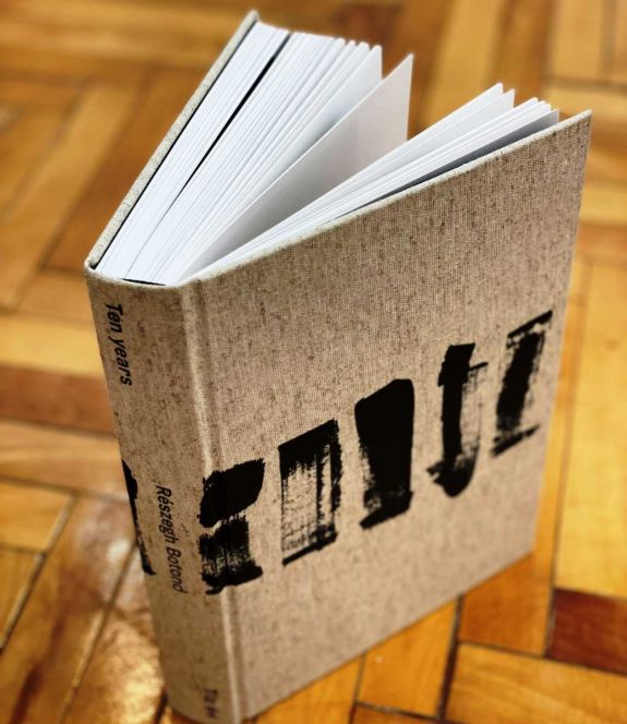 „Nem szokványos” album mutatja be Részegh Botond alkotásait