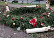 Ismeretlenek megrongálták Marosvásárhelyen a Bolyai téri adventi koszorút 