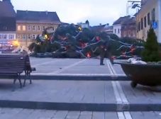 FRISSÍTVE: Felborult a brassói köztéri karácsonyfa - de nem most