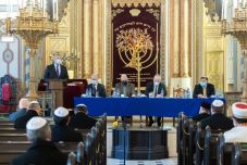 Az egyházak képviselőivel egyeztetett a Covid-igazolvány bevezetéséről a kormány