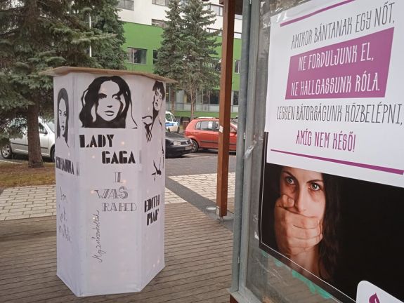 Szabadtéri kiállítással hívták fel a figyelmet a nők elleni erőszakra Csíkszeredában