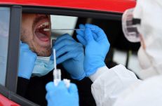 Még nincs döntés az országba való belépés negatív teszthez kötéséről