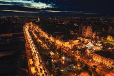 Ünnepi fényekbe öltözött Marosvásárhely