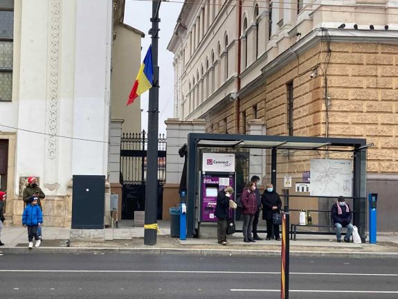 Kolozsvár – Áthelyezik a Dávid Ferenc szobrát eltakaró buszmegállót