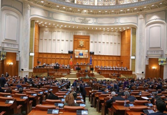 Harminc éve fogadták el az alkotmányt, ünnepi ülést tart a parlament