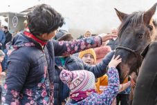 Lovasközpontot avattak Székelyderzsen – a bevételek a helyi közösséget illetik