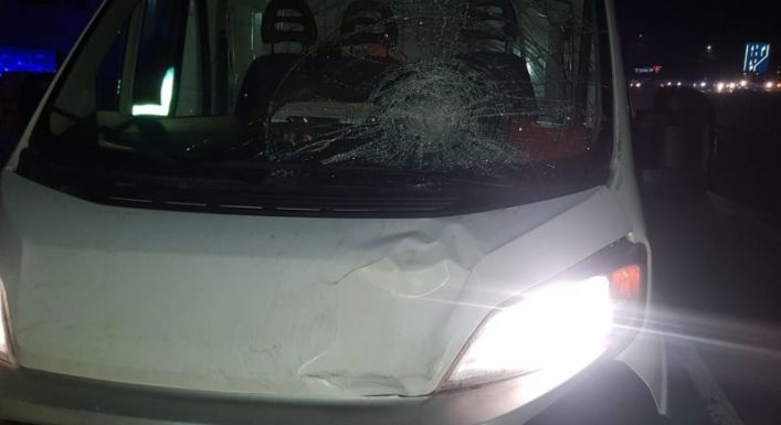 Kihajtott az országútra a kerékpáros, elgázolta egy mikrobusz