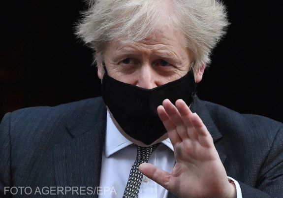 Bocsánatot kért a brit kormányfő munkatársai tavaly karácsonyi tréfálkozása miatt