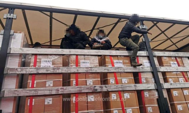 Meglepődött a sofőr, hogy menekültek bújtak meg a raktérben