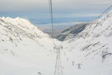 Félméteres hóréteg borítja a Fogarasi-havasokat a Bilea-tónál