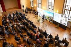 Háromszáz éve lett szabad királyi város Szatmárnémeti: díszpolgári okleveleket adtak át