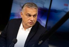 Álhír, hogy Orbán Viktor egy nagybányai disznóvágáson vesz részt 