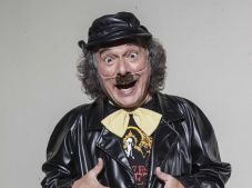 Aradon lép fel Laár András humorista