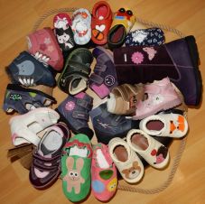 Nagy ajándék, kicsi cipő – jótékonysági akciót hirdet a Sapientia csíkszeredai kara