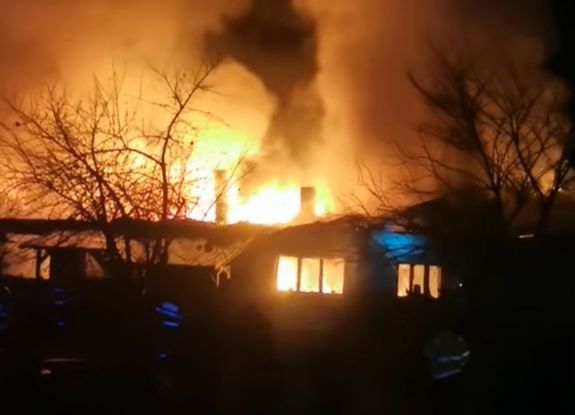 Lángok martaléka lett egy lakóépület Hargita megyében (VIDEÓ)