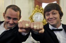 A Szomszédnéni Produkciós Iroda tagja felajánlja Karinthy-gyűrűjét Galla Miklósnak