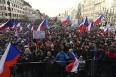 Ezrek tüntettek a kötelező oltás és a korlátozások ellen Prágában