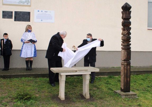 Felavatták Ady Endre felújított kőasztalát Szilágylompérton