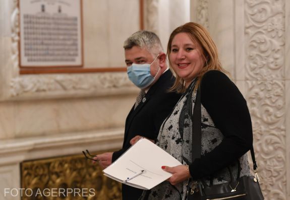 Ezúttal újságírókkal keveredett konfliktusba a botrányhős szenátor, Diana Şoşoacă