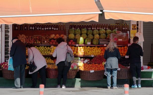 Ellenőrzik a zöldséget és gyümölcsöt forgalmazó kereskedőket