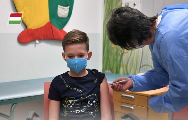 Magyarországon egy tízéves kisfiú kapta meg elsőként a gyerekeknek szánt oltást