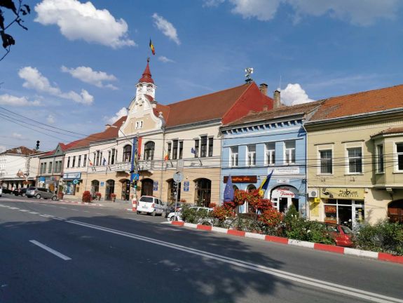 Várják a lakosság véleményét, javaslatait a szászrégeni parkolási rendszerről 