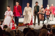 Csíkszeredában újra „divat a népviselet” – rendhagyó bemutatóra hív a Hargita Együttes 