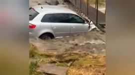 Át akart hajtani a kocsijával a megáradt folyón egy fiatal sofőr