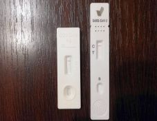 Akadozik a nyáltesztek leszállítása, vizsgálódik a kormányfő ellenőrző testülete