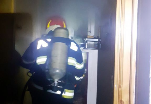 Tűz ütött ki egy nagyszalontai garzonban, egy kislány kórházba került