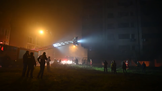 Mintegy 250 személyt, közöttük 70 gyermeket evakuáltak egy tömbháztűz miatt