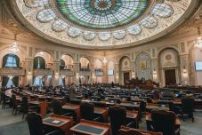 Elfogadta a szenátus a kormányt rendeletek kibocsátására felhatalmazó törvénytervezetet