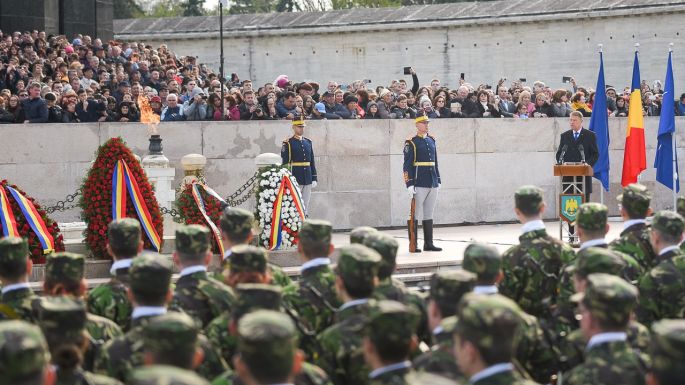 A védelmi miniszter szerint megfontolandó a fizetett katonai szolgálat bevezetése