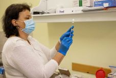 A szomszédban is elkezdték a harmadik oltások beadását