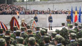 A védelmi miniszter szerint megfontolandó a fizetett katonai szolgálat bevezetése 